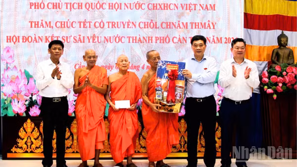 Phó Chủ tịch Quốc hội Vũ Hồng Thanh (thứ 2 từ bên phải qua) tặng quà Hội Đoàn kết sư sãi yêu nước thành phố Cần Thơ.