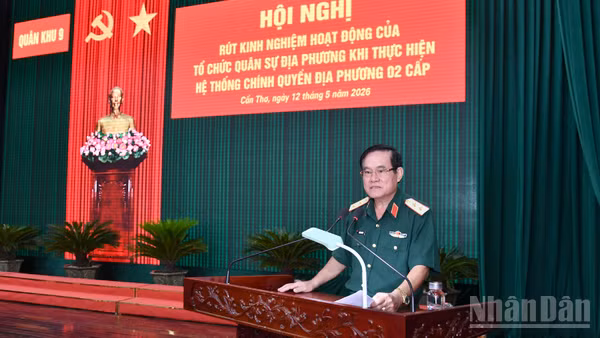 Trung tướng Nguyễn Xuân Dắt, Tư lệnh Quân khu phát biểu tại hội nghị.