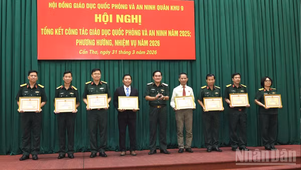 Trung tướng Nguyễn Xuân Dắt, Tư lệnh Quân khu trao thưởng các tập thể có thành tích xuất sắc trong công tác giáo dục quốc phòng và an ninh năm 2025.