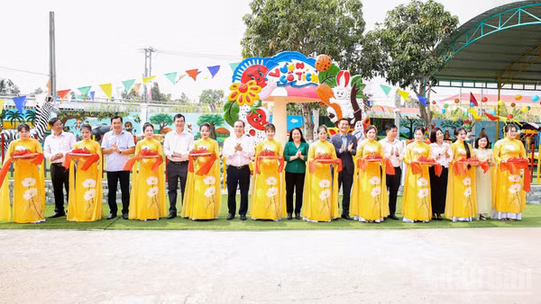 Nghi thức cắt băng trao tặng.