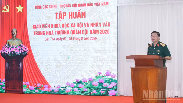 Thượng tướng Trương Thiên Tô, Ủy viên Trung ương Đảng, Ủy viên Quân ủy Trung ương, Phó Chủ nhiệm Tổng cục Chính trị Quân đội nhân dân Việt Nam phát biểu khai mạc tập huấn. 