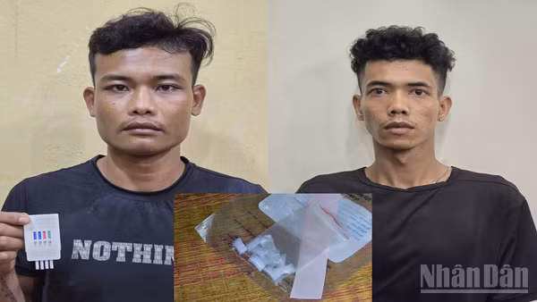 2 đối tượng Thạch Sà Khol và Lâm Tấn Anh cùng số tang vật. 