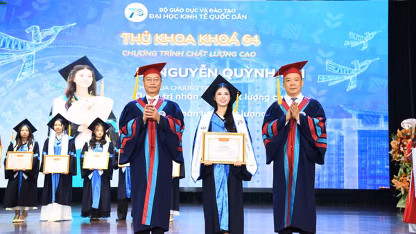 Lãnh đạo Đại học trao Giấy khen cho các Thủ khoa khóa 64. (Ảnh: TUẤN ANH)