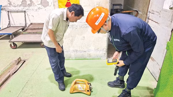 Kiểm tra nguồn phóng xạ sử dụng trong kiểm tra không phá hủy tại công trường. (Ảnh: CỤC AN TOÀN BỨC XẠ VÀ HẠT NHÂN)