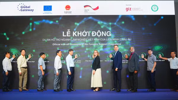 Đại diện các bên tham gia ấn nút khởi động dự án. (Nguồn: GIZ)