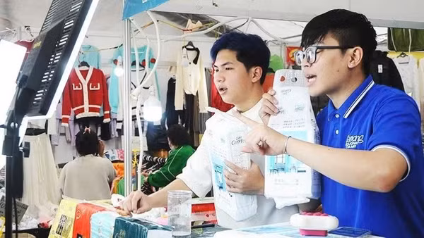 Xu hướng bán hàng qua nền tảng livestream đang phát triển mạnh mẽ. (Ảnh: NAM NGUYỄN)