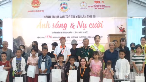 Quỹ công tác xã hội Anh hùng Lực lượng vũ trang nhân dân Phan Trọng Bình trao quà cho hộ gia đình cùng học sinh nghèo vượt khó xã Phong Nha. (Ảnh: Hoàng Phúc)