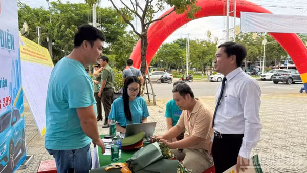 Lãnh đạo phường Hương Trà trao đổi về vị trí làm việc với đơn vị tuyển dụng tại phiên giao dịch.