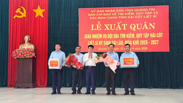 Lãnh đạo tỉnh Quảng Trị trao quà động viên Đội quy tập hài cốt liệt sĩ 584. (Ảnh: Hiếu Minh)