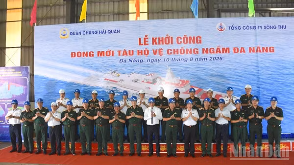 Các đại biểu tại Lễ khởi công đóng mới Tàu hộ vệ chống ngầm. (Ảnh: ANH ĐÀO)