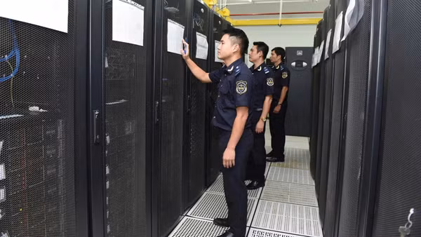 Công chức hải quan vận hành hệ thống thông quan tự động.