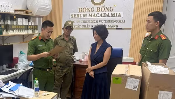 Cơ quan Cảnh sát điều tra Công an tỉnh Đắk Lắk thi hành lệnh khám xét khẩn cấp đối với bị can Nguyễn Thị Lựu. (Ảnh: Công an tỉnh Đắk Lắk)