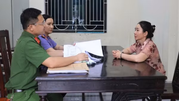 Đối tượng Phạm Thị Hương tại cơ quan Công an. (Ảnh: HẬU HẠNH)