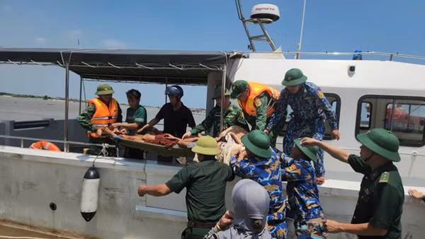 Cán bộ, chiến sĩ Hải đội Biên phòng 2 Bộ đội Biên phòng tỉnh Ninh Bình nhanh chóng đưa ngư dân bị tai nạn lao động khi đang khai thác thủy sản trên biển đi cấp cứu kịp thời. (Ảnh: Minh Khôi)