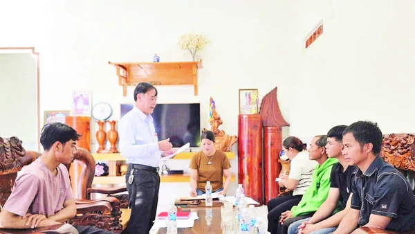 Phó Trưởng ban Xây dựng Đảng xã Đăk Rơ Wa Trần Đình Nghệ phát biểu tại buổi họp chi bộ mở rộng của Chi bộ thôn Kon Rẻ Plơng.