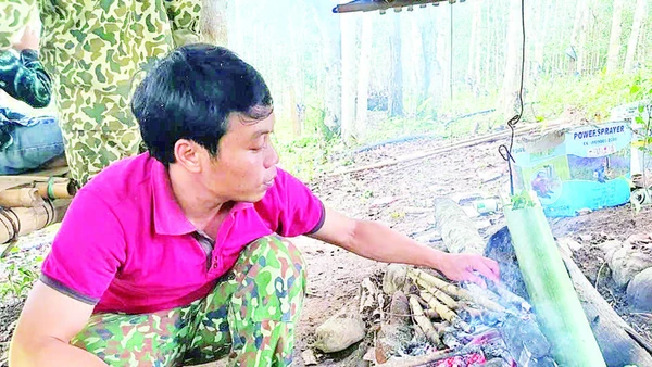 Món ăn ếch nấu lồ ô thường được người Giẻ Triêng nấu trên bếp lửa.