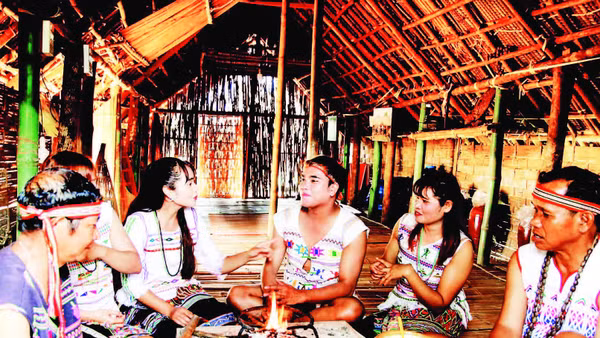 Bếp lửa nhà dài-nơi nuôi dưỡng đời sống tinh thần của người Mạ.