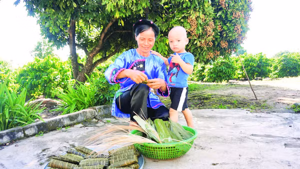 Những mẻ bánh tro mới ra lò của đồng bào dân tộc Nùng tại Tây Nguyên.