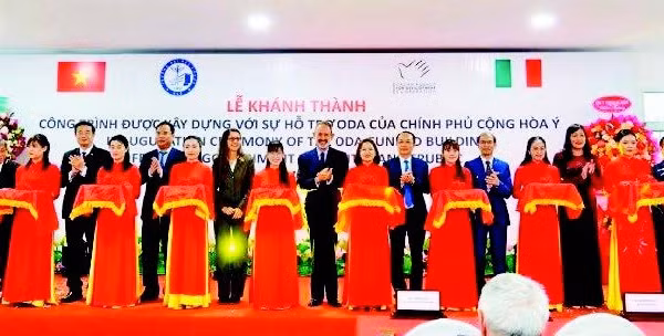 Lễ khánh thành tòa nhà tại Trường đại học Y-Dược, Đại học Huế. (Ảnh QUANG TIẾN)