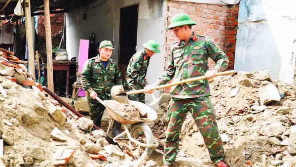 Cán bộ, chiến sĩ Trường Quân sự (Quân đoàn 34, tỉnh Gia Lai) hỗ trợ sửa chữa, xây dựng nhà cửa cho người dân sau bão lũ tại phường Ngô Mây.
