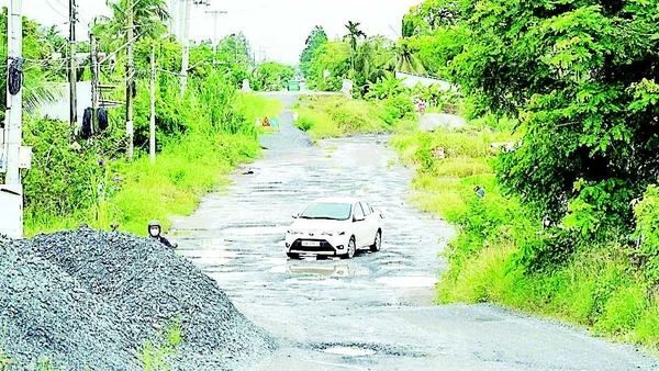 Tuyến đường Ninh Quới-Ngan Dừa do Ban Quản lý dự án đầu tư xây dựng các công trình giao thông Bạc Liêu làm chủ đầu tư đang chậm tiến độ.