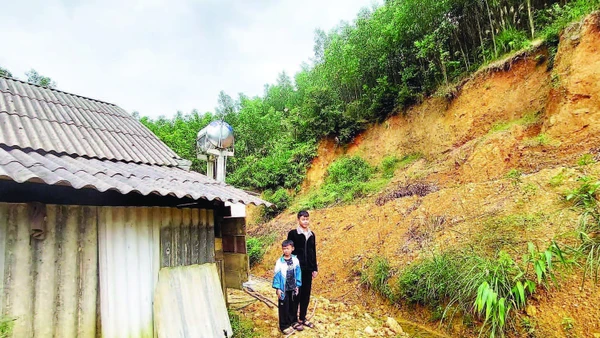 Nhà anh Đinh Cương ở thôn Tiến Hóa, xã Minh Hóa nhiều lần bị đất đá sạt xuống.