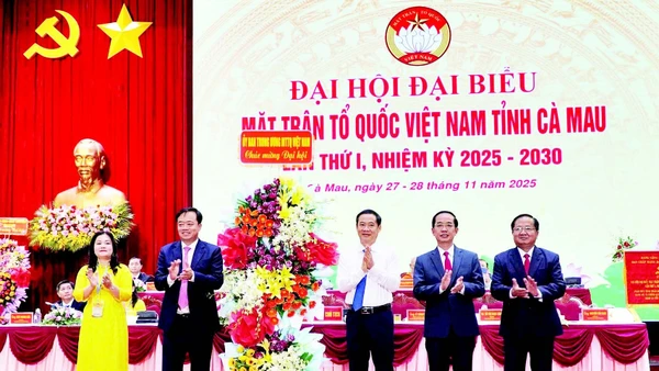 Đồng chí Nguyễn Thái Học, Phó Bí thư Đảng ủy Mặt trận Tổ quốc Việt Nam và các đoàn thể Trung ương (sơ-mi trắng) tặng lẵng hoa mừng Đại hội.