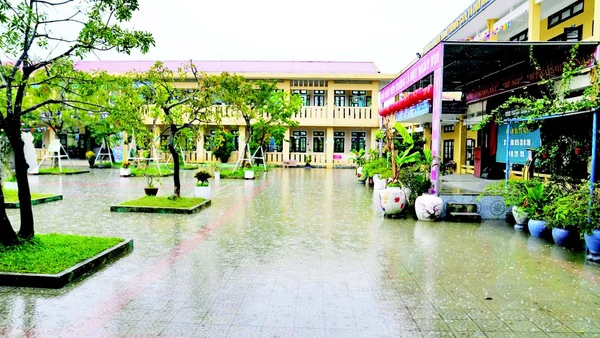 Mỗi khi mưa lớn hoặc triều cường, nhiều tuyến đường và khu dân cư quanh Trường tiểu học và trung học cơ sở Phú Tân (phường Thuận An, thành phố Huế) bị ngập sâu, khiến học sinh phải lội nước vào lớp học. (Ảnh QUỐC CƯỜNG)