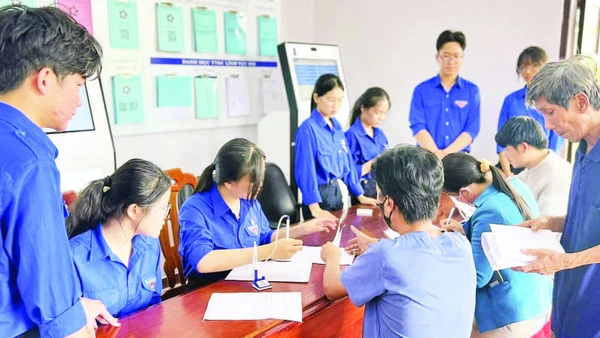 Mầu áo xanh tình nguyện tại Trung tâm Phục vụ hành chính công các xã, phường, đặc khu ở Lâm Đồng.