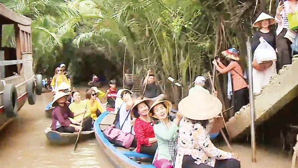 Trải nghiệm ngồi trên chiếc xuồng ba lá lênh đênh qua những kênh rạch chằng chịt được nhiều du khách thích thú.