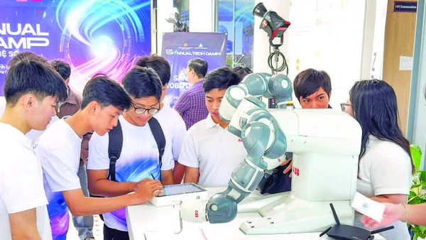 Học sinh, sinh viên Vĩnh Long tích cực tham gia các sản phẩm ứng dụng khoa học-công nghệ.