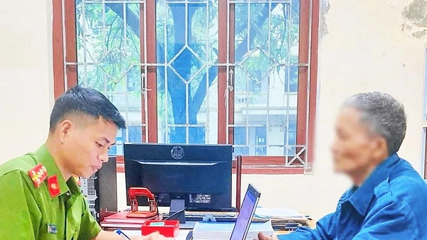 Cán bộ Công an tỉnh Hà Tĩnh tuyên truyền, ngăn chặn các hành vi lừa đảo.