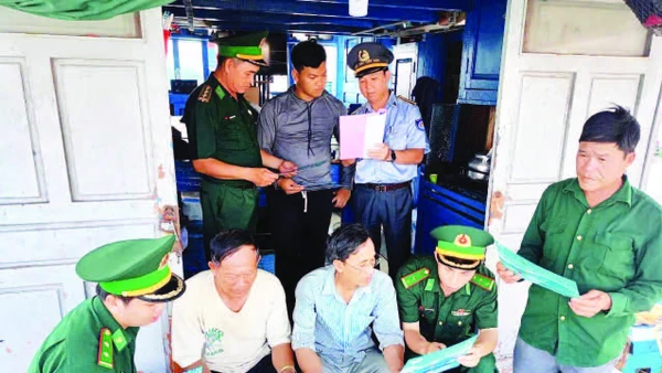 Bộ đội Biên phòng tuyên truyền các quy định về chống khai thác IUU cho ngư dân trên tàu cá.