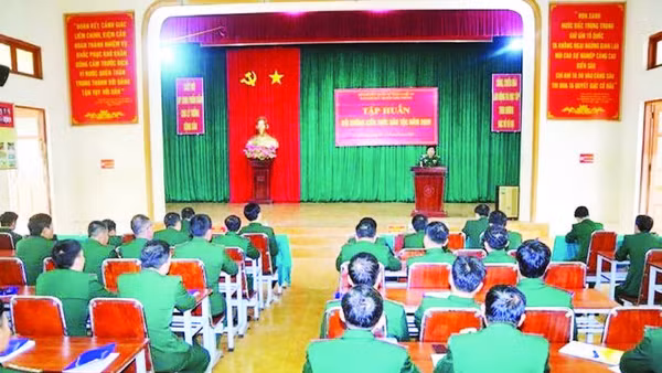 Lớp bồi dưỡng kiến thức dân tộc cho Bộ đội Biên phòng. (Ảnh HẢI THƯỢNG)