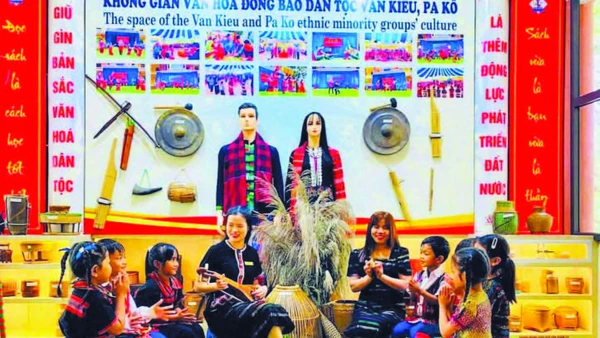 Giáo viên và học sinh Trường tiểu học và trung học cơ sở A Xing sử dụng nhạc cụ của người Vân Kiều, Pa Kô do trường sưu tầm, trưng bày để sinh hoạt văn hóa văn nghệ.