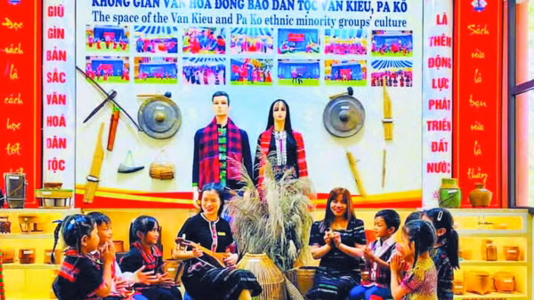 Giáo viên và học sinh Trường tiểu học và trung học cơ sở A Xing sử dụng nhạc cụ của người Vân Kiều, Pa Kô do trường sưu tầm, trưng bày để sinh hoạt văn hóa văn nghệ.