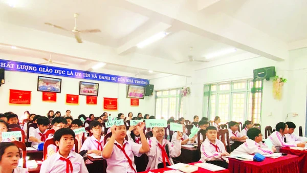 Tiết học Khoa học tự nhiên bằng tiếng Anh kết nối trực tuyến giữa các học sinh Trường THCS THSP Lý Tự Trọng và Trường Quốc tế IEC.