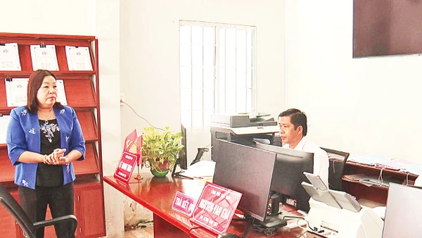 Bà Mã Thị Tươi, Phó Chủ tịch Thường trực Hội đồng nhân dân thành phố Cần Thơ kiểm tra hoạt động tại Trung tâm Phục vụ hành chính công xã Vị Thanh 1.