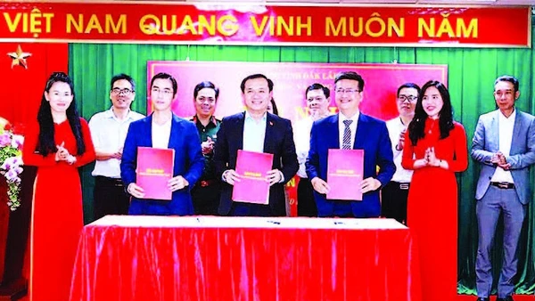 Sở Khoa học và Công nghệ tỉnh Đắk Lắk và các đơn vị ký kết biên bản ghi nhớ. (Ảnh TUẤN HẢI)