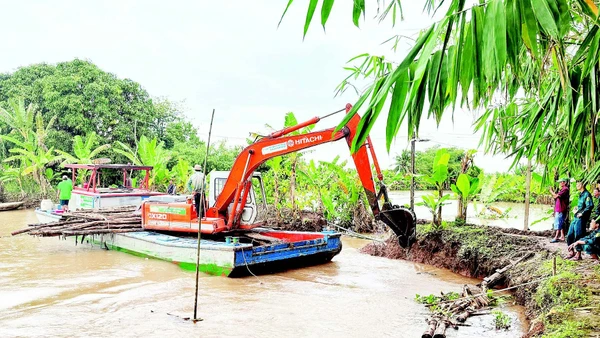 Chính quyền và nhân dân khắc phục sự cố vỡ một đoạn cồn Sơn của thành phố Cần Thơ.