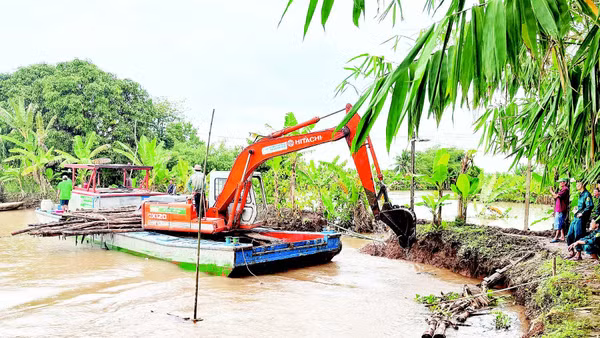 Chính quyền và nhân dân khắc phục sự cố vỡ một đoạn cồn Sơn của thành phố Cần Thơ.