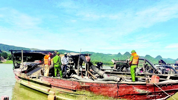 Lực lượng chức năng phát hiện tàu khai thác cát trái phép trên tuyến sông Gianh, địa phận thôn Thanh Châu, xã Tuyên Hóa, tỉnh Quảng Trị vào ngày 8/8.