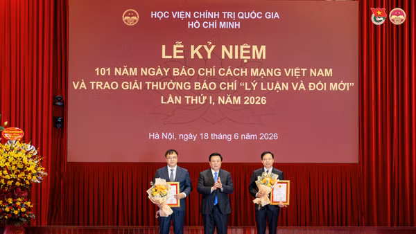 Đồng chí Nguyễn Xuân Thắng, nguyên Ủy viên Bộ Chính trị, Chủ tịch Hội đồng Lý luận Trung ương trao giải thưởng tặng các tác giả đạt giải. Ảnh: Phan Anh (Đoàn Thanh niên Học viện Chính trị quốc gia Hồ Chí Minh)