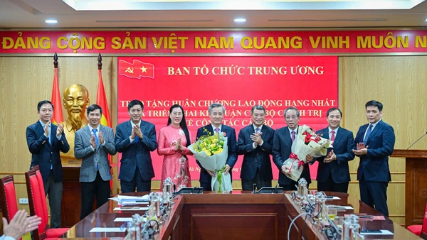 Tập thể lãnh đạo Ban Tổ chức Trung ương tặng hoa các đồng chí Hoàng Đăng Quang và Nguyễn Quang Dương. (Ảnh: BẢO LONG)