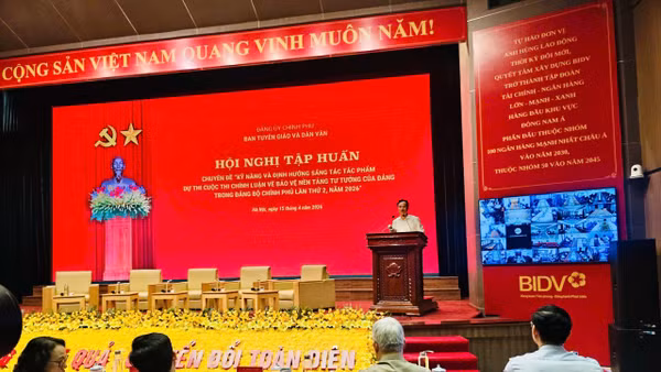Đồng chí Lại Xuân Lâm, Phó Bí thư Đảng ủy Chính phủ phát biểu tại hội nghị.