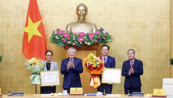 Đồng chí Nguyễn Hòa Bình và đồng chí Ngô Đông Hải chúc mừng các thành viên Ban Chỉ đạo 35 Đảng ủy Chính phủ có thành tích xuất sắc trong năm 2025.