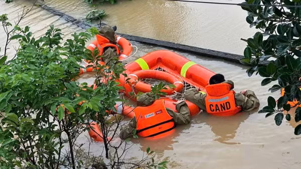 Hình ảnh xúc động của các chiến sĩ Công an thành phố Đà Nẵng bơi vào vùng lũ dữ, cứu dân trong mưa lũ lịch sử tại thành phố Đà Nẵng 5 ngày vừa qua.