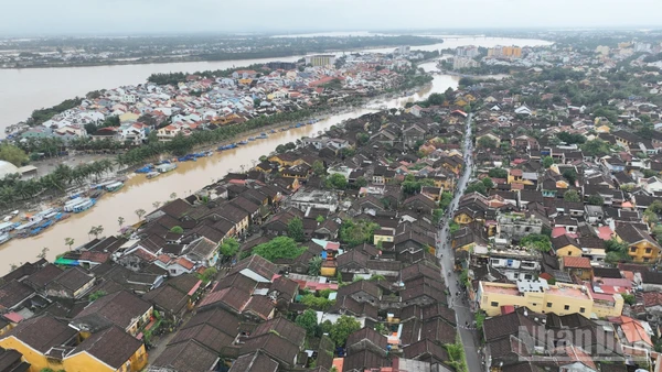 Phố cổ Hội An sáng 1/11.