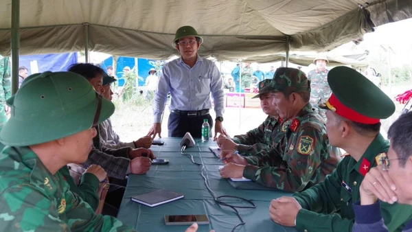 Phó Chủ tịch Ủy ban nhân dân thành phố Đà Nẵng Trần Nam Hưng làm việc với các lực lượng triển khai công tác tìm kiếm, cứu nạn và ứng phó nguy cơ tiếp theo tại hiện trường.