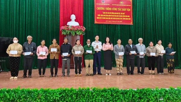 Đoàn công tác thăm, tặng quà đồng bào dân tộc, tôn giáo tỉnh Quảng Ngãi nhân dịp Giáng sinh.